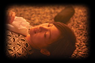 �V�R�����Η��A���₵�̓��͂P�T��ނ̖�΂𗁎���ʂɌ����~���l�߂Ă���A�����ɉ��򐅂��|�������M�������Ă���܂��B���₵�̓��̗������͉��򐅂̏��C�ɂ���āA����45���ȏ�A���x80���ȏ��ۂ��Ă���܂��B�܂��A���₵�̓���15��ނ̖�΂��甭�U�����~�l�����ŏ[�����Ă���܂��B���₵�̓��̓������@�Ƃ��āA�~�l�������u���̐��v�������ݒ����Ȃ���J��Ԃ��������邱�ƂŁA��R�̊��������A�̓��̐���������ւ��܂��B����ɂ��A�̓��ɒ��܂��Ă����L�Q���������ƈꏏ�ɐg�̂̊O�ɏo�Ă��܂��̂ŁA�g�̂̔�ꂪ�ق����΂���łȂ��A���������A���ׂ��ׂɂȂ�܂��B